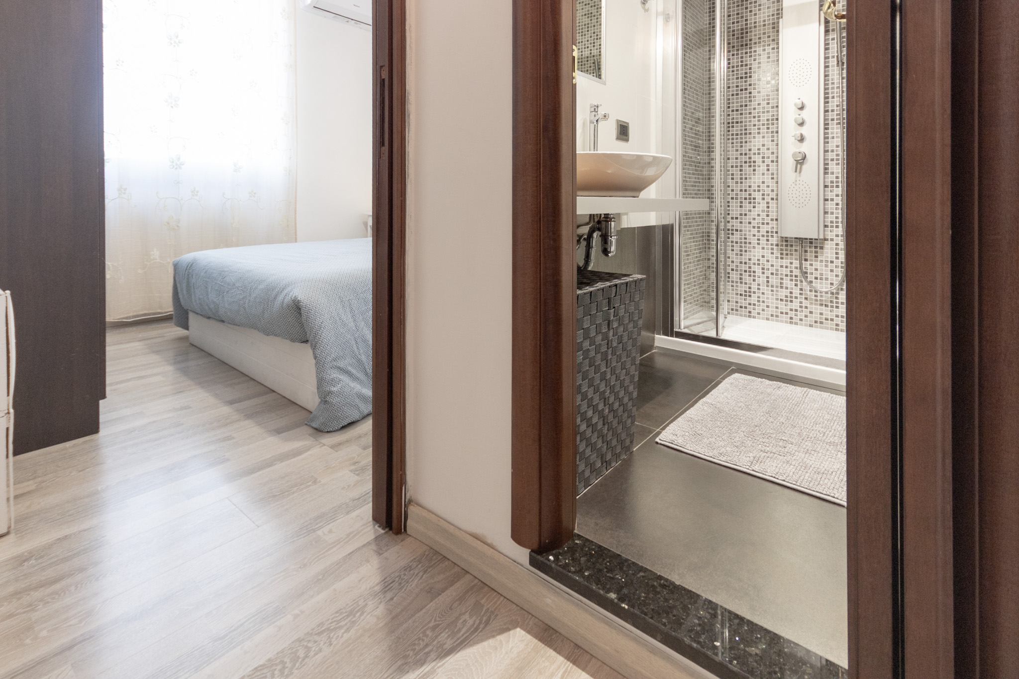 casa Venusia camera da letto e bagno Cagliari Holidays